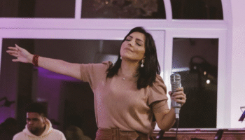 Letra de Eyshila Nada Pode Calar um Adorador